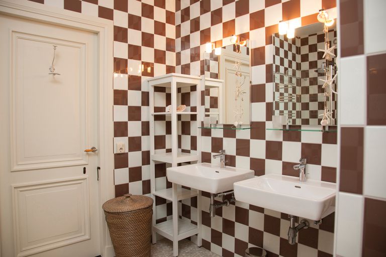 Samson & Delilah salle de bain avec un double lavabo et des miroirs et des étagères.
